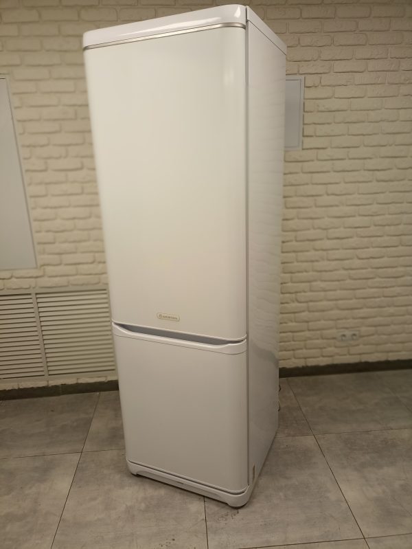 Характеристики Двухкамерный холодильник Hotpoint-Ariston RMBA 2185 L 019